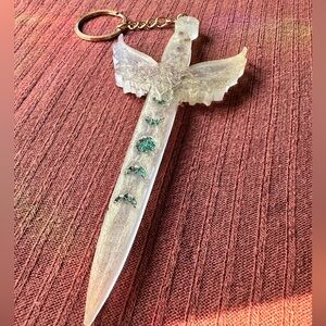 🌿Pretty handmade moss & lichen pale gold quartz winged resin dagger keychain🌿
